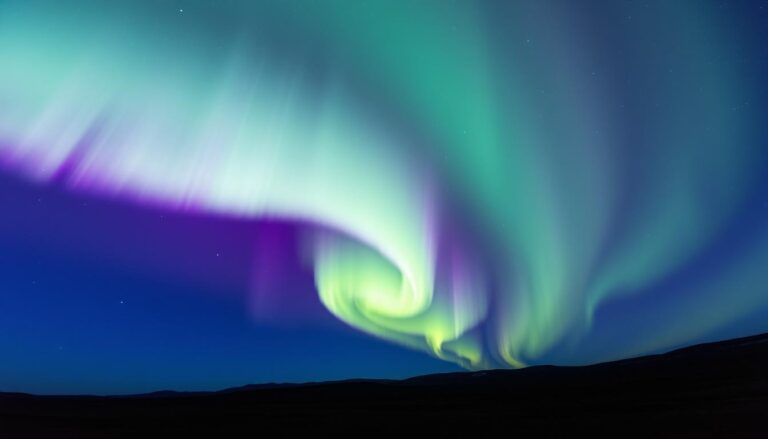 Zorza polarna (aurora borealis) nad nocnym krajobrazem z zielonymi i fioletowymi smugami światła na niebie