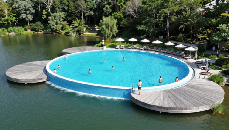 Basen Słupca na tle jeziora słupeckiego z drewnianymi pomostami