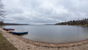 Pogoda Wilkasy nad jeziorem Niegocin z widokiem na zachmurzone niebo