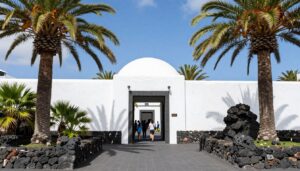 jameos del agua lanzarote wejście główne z roślinnością tropikalną