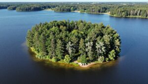 Czarci Ostrów widok z lotu ptaka na jeziorze Śniardwy