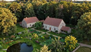 Folwark Mazurskie Legendy otoczony zielenią Puszczy Boreckiej