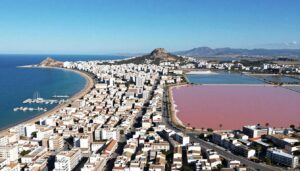 Panorama miasta Torrevieja na wybrzeżu Costa Blanca w prowincji Alicante