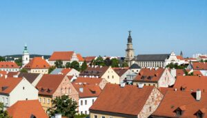 Świebodzin atrakcje panorama miasta z widokiem na pomnik Chrystusa Króla