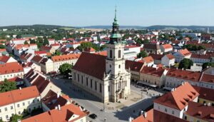Widok na historyczne centrum Pińczowa z kościołem i rynkiem