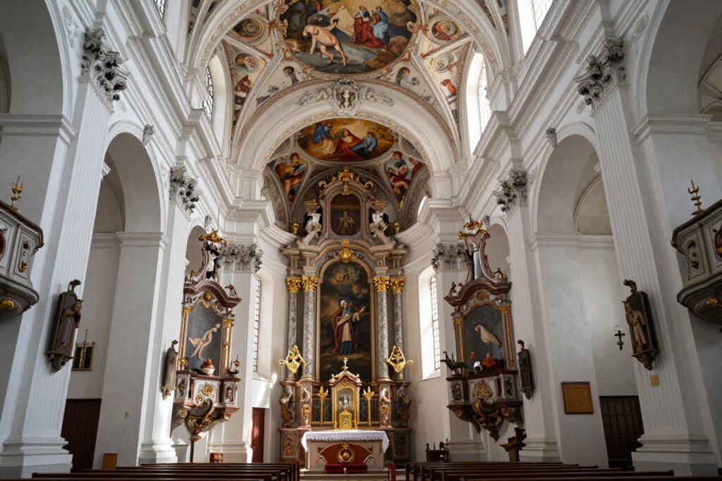 Wnętrze kościoła barokowego z freskami i ołtarzami