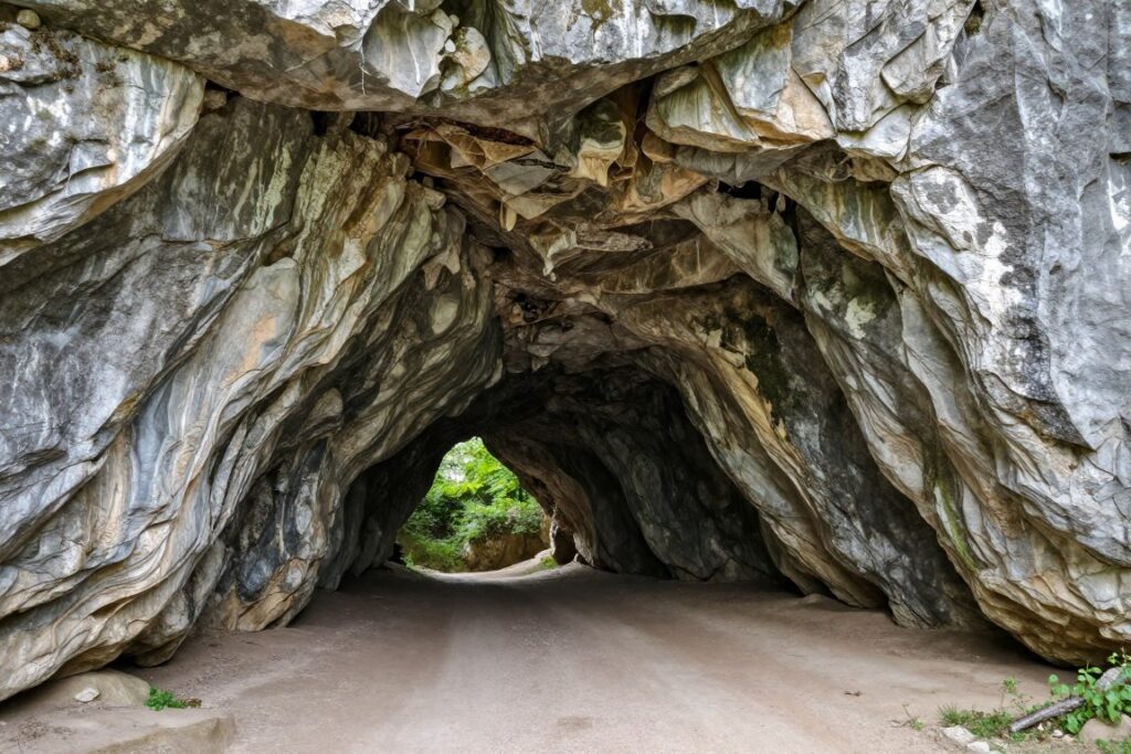 Jaskinia Towarna w Górach Towarnych