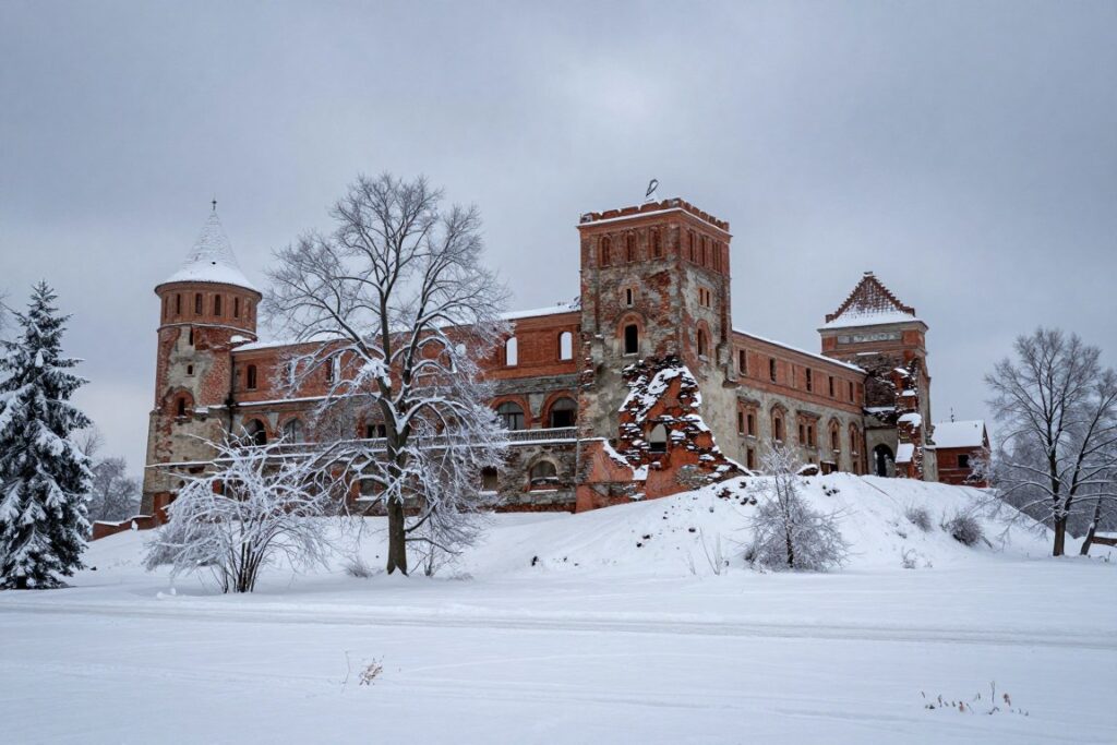 Olsztyn zimą zamek w śniegu