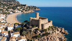 Panorama Tossa de Mar z zamkiem Vila Vella na klifie nad morzem