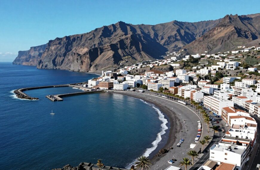 Puerto de Santiago panorama z widokiem na ocean i klify Los Gigantes