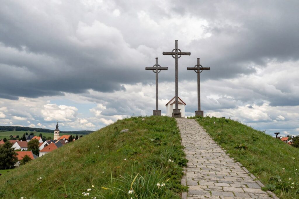 góra trzech krzyży w szydłowcu z krzyżami na szczycie