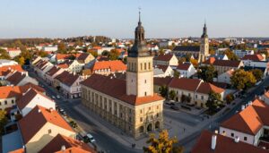 panorama miasta szydłowiec z ratuszem i kościołem